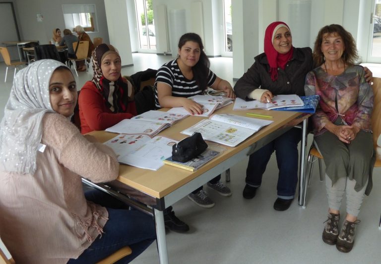 Das Foto zeigt eine Lerngruppe mit Edeltraud Schwaab-Löwe (rechts), eine der acht ehrenamtlich tätigen Lernpatinnen.