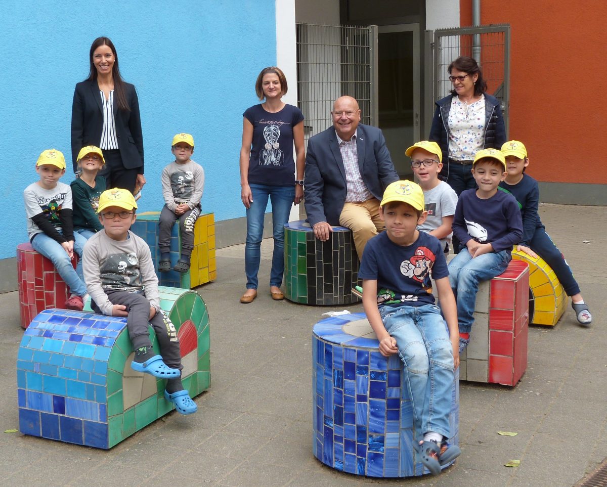 Erstklässler freuen sich über ein besonderes Geschenk